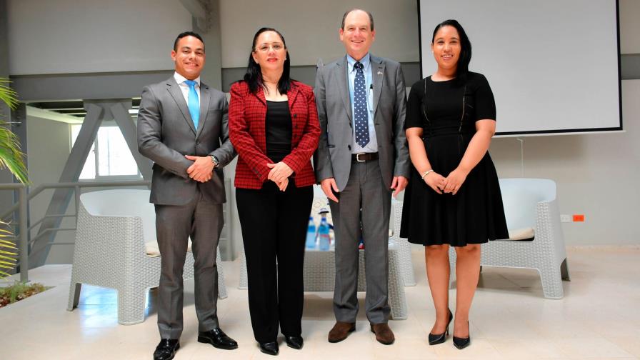 Embajador de Israel le habla a adultos mayores de Conape 