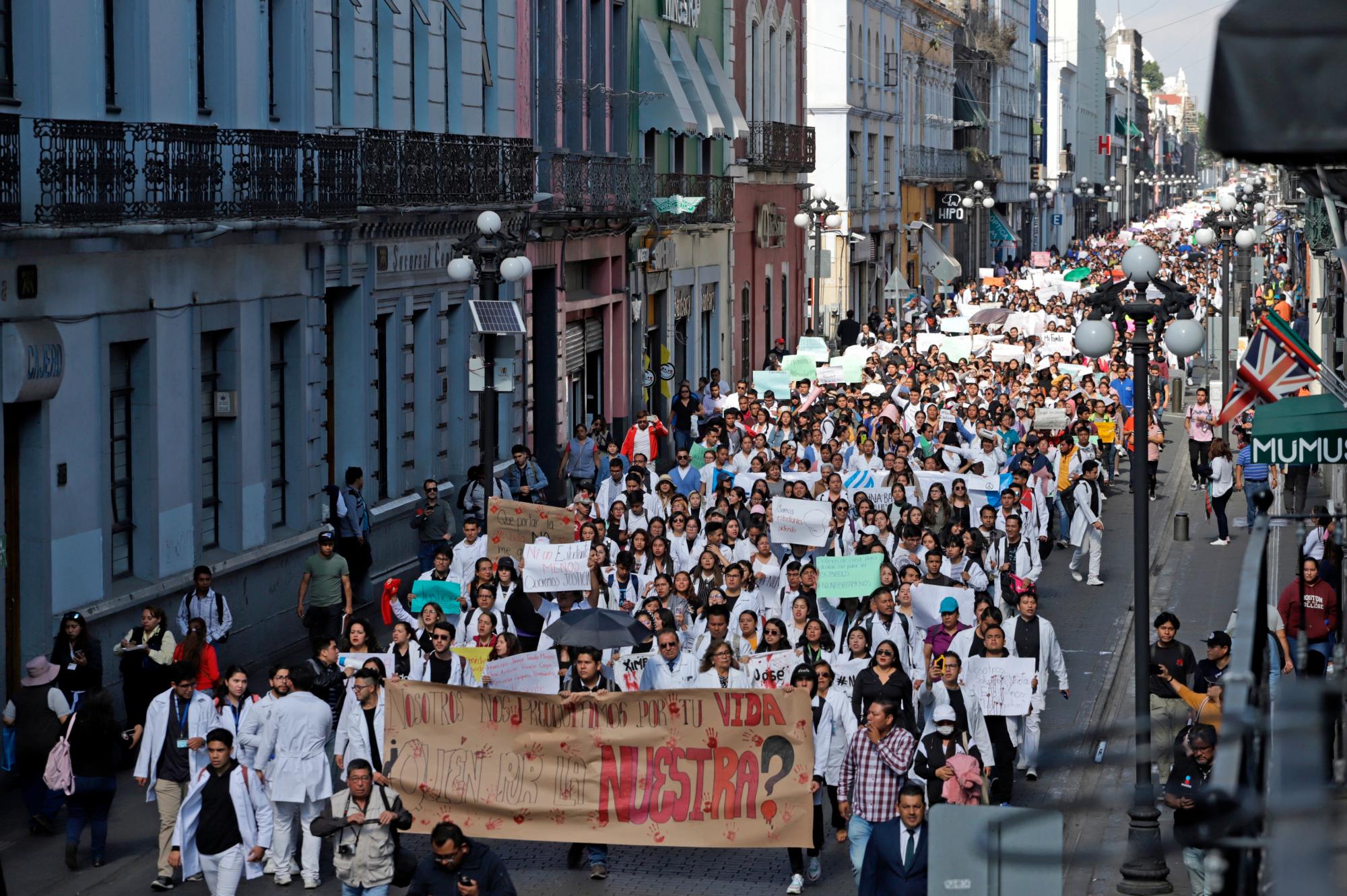 El gobernador de Puebla, Miguel Barbosa, recibió a algunos estudiantes y aseguró que la inseguridad que se vive en la actualidad en la región es un problema del Gobierno.