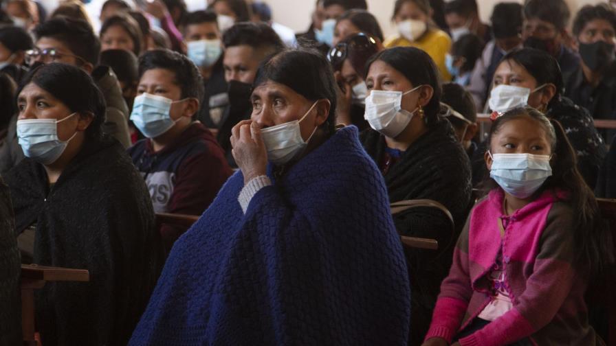 Bolivianos despiden las almas de los muertos en la pandemia