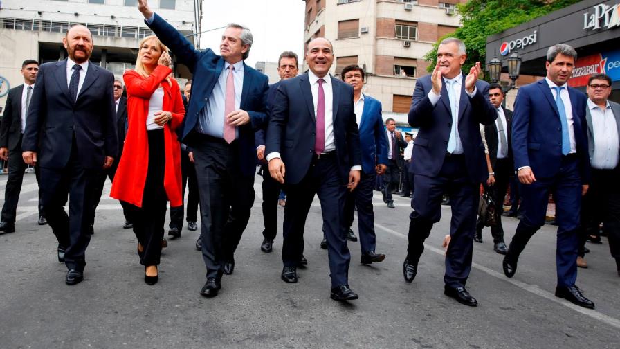 Fernández muestra unión del peronismo argentino en primer acto tras comicios