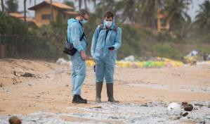 Hallan caja de datos de buque incendiado en Sri Lanka