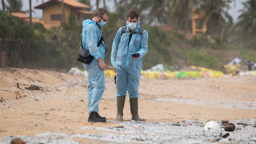 Hallan caja de datos de buque incendiado en Sri Lanka