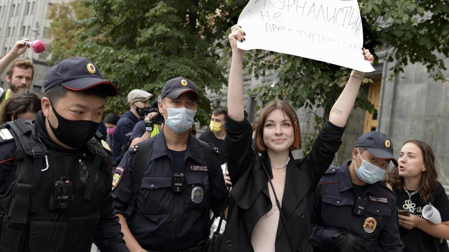 Rusia: arrestan a periodistas que protestaban en Moscú