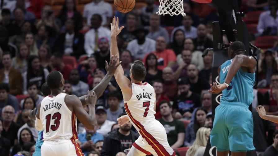 Heat permanece invicto en casa al dominar a Hornets 117-100 Heat permanece invicto en casa al dominar a Hornets 117-100