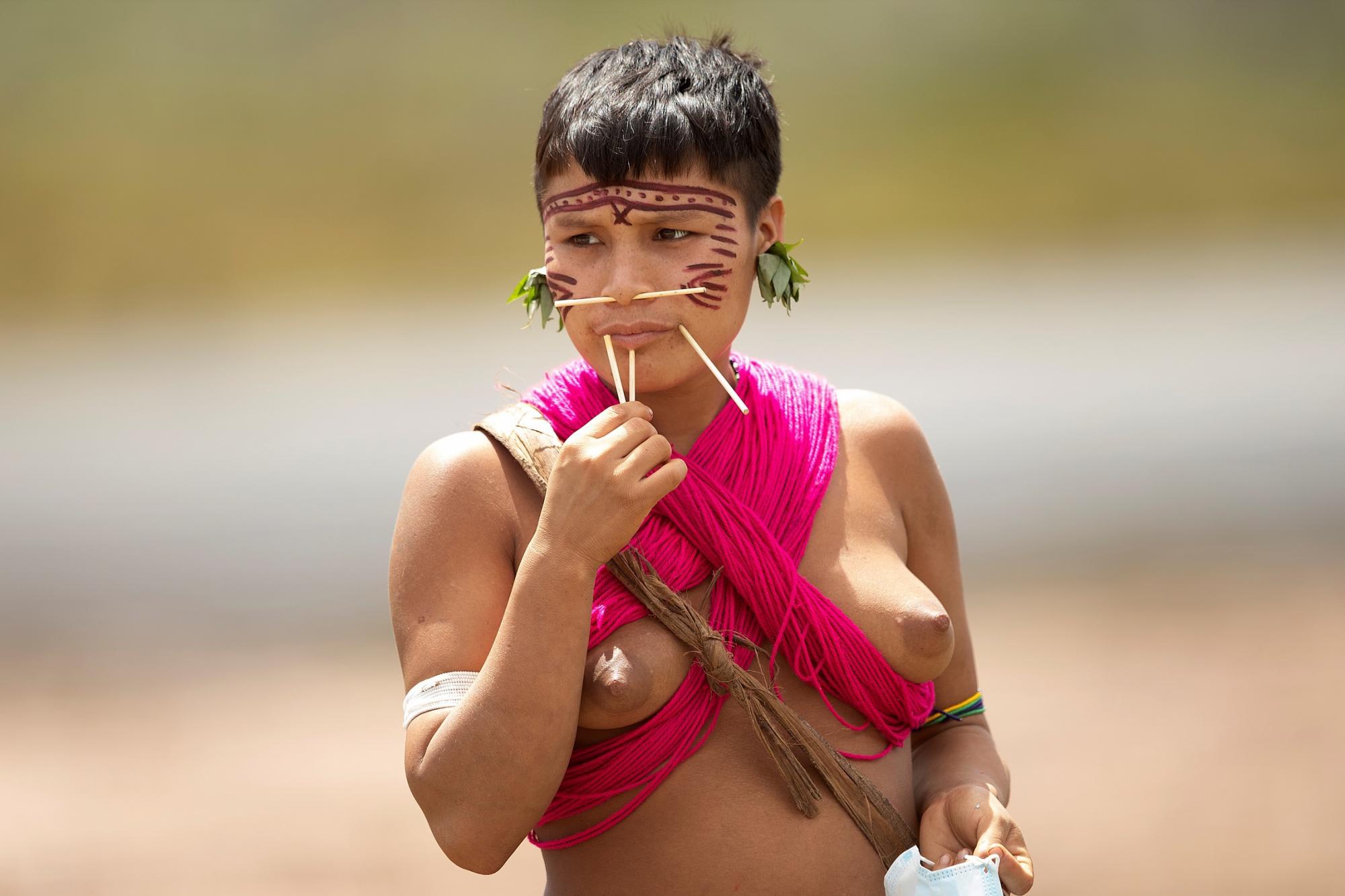 Una joven yanomami sostiene una mascarilla para protegerse del COVID-19 (EFE/ Joédson Alves)