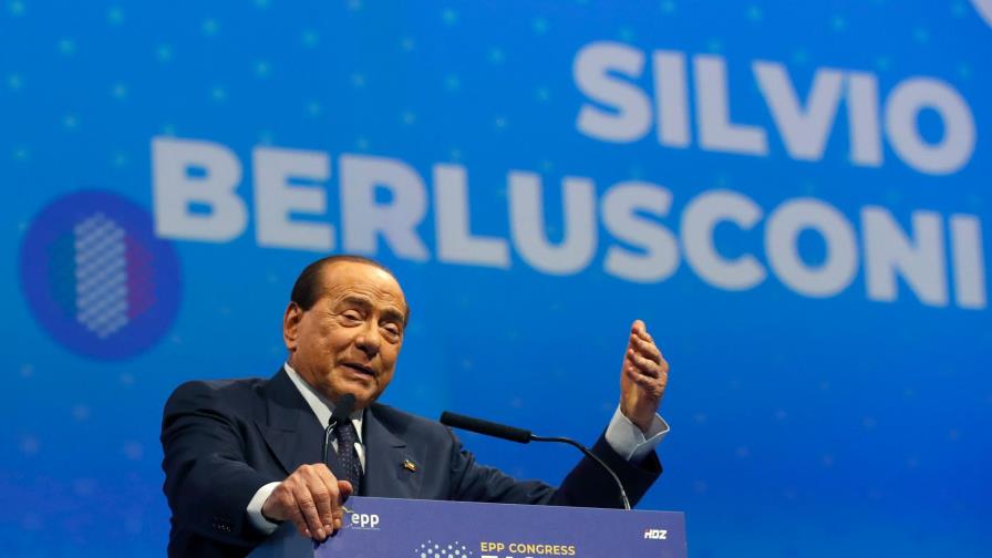 Expremier italiano Berlusconi hospitalizado con COVID-19