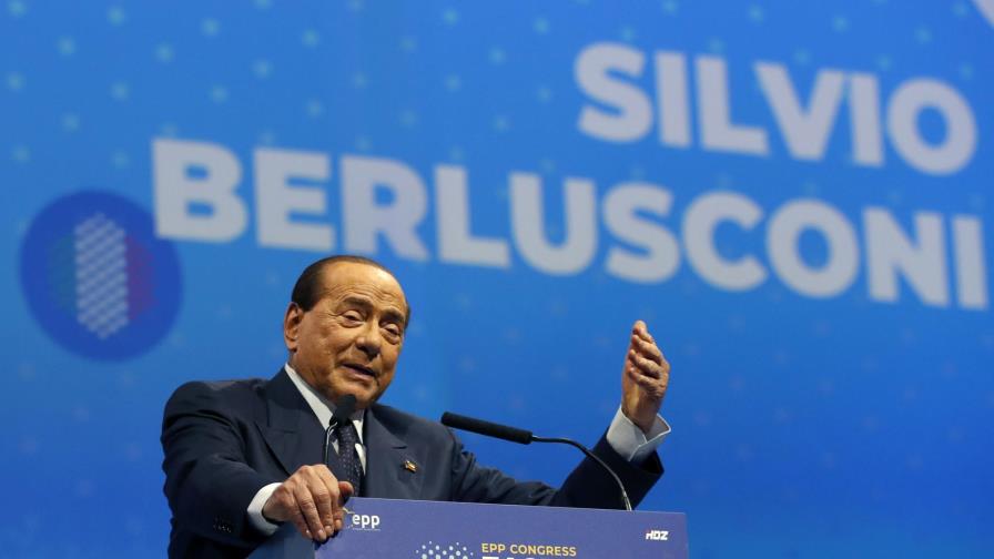 Expremier italiano Berlusconi hospitalizado con COVID-19