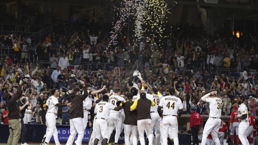 Caratini, Hosmer jonronean en 9no, Padres vencen a Rojos 6-4