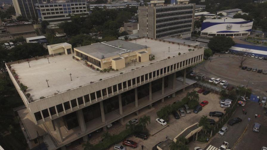 El Salvador: Bukele advierte que saldrán más funcionarios