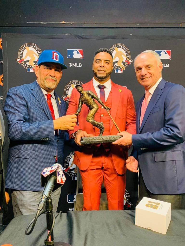 Cónsul Eligio Jáquez acompaña a Nelson Cruz en recibimiento premio Roberto Clemente 