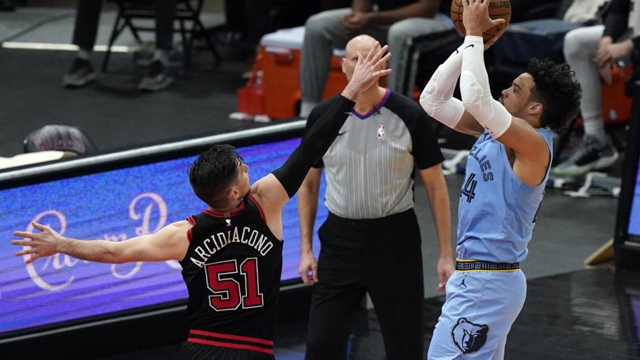 Brooks logra 32 puntos; Grizzlies se imponen a Bulls