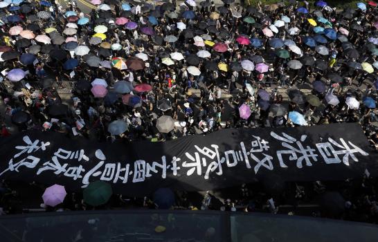 Manifestantes en Hong Kong cortan calles, chocan con policía