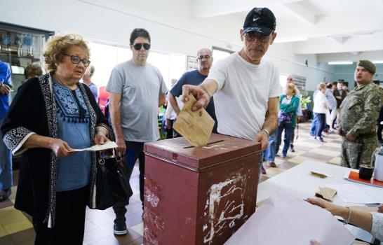 Uruguayos votan destacan el valor de su democracia