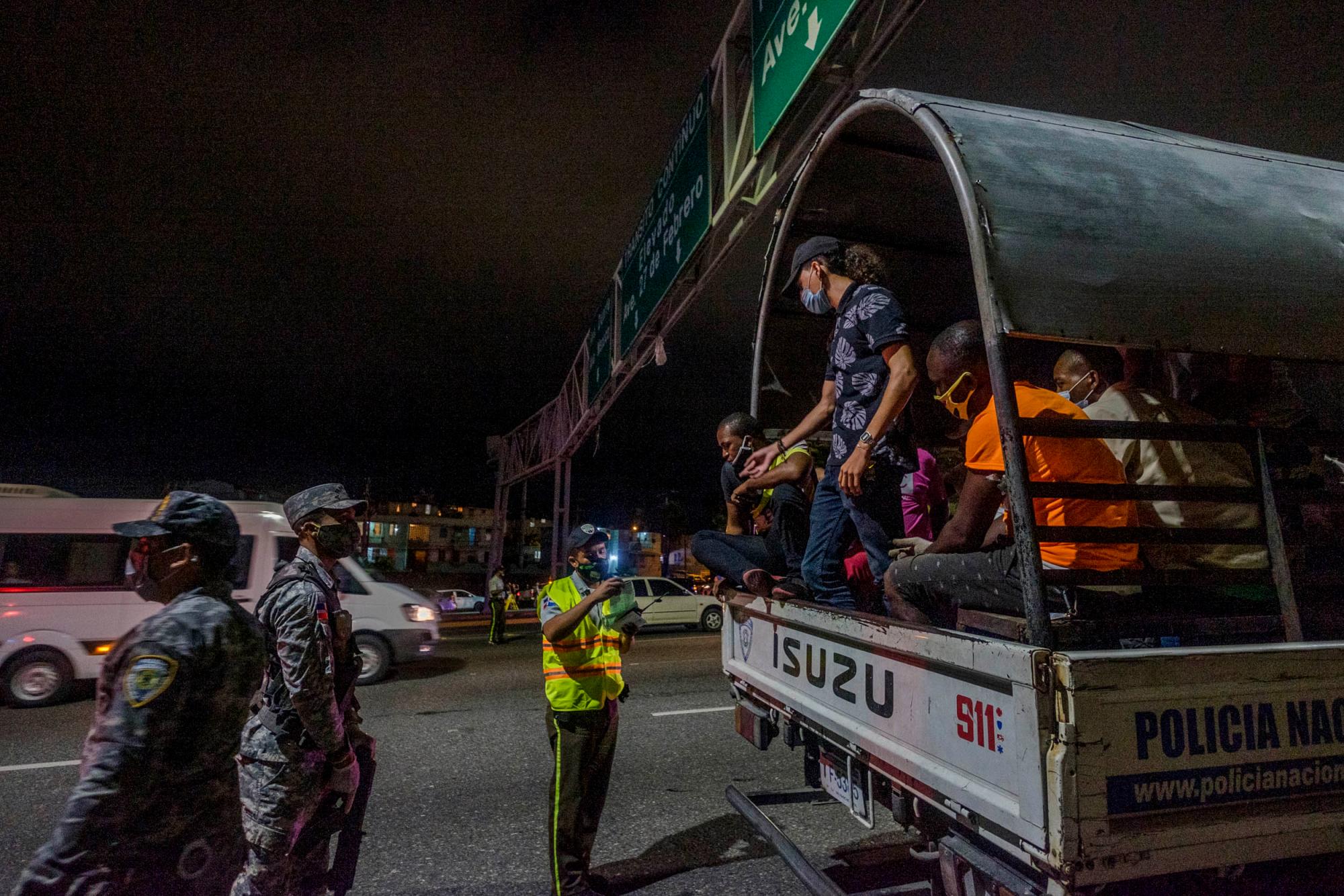 Santo Domingo, RD: Estaban detenido cerca de más de 10 hombres en un camión de la policía estacionado en la cabecera oeste del puente Juan Bosch. Foto: Ricardo Hernández/Diario Libre