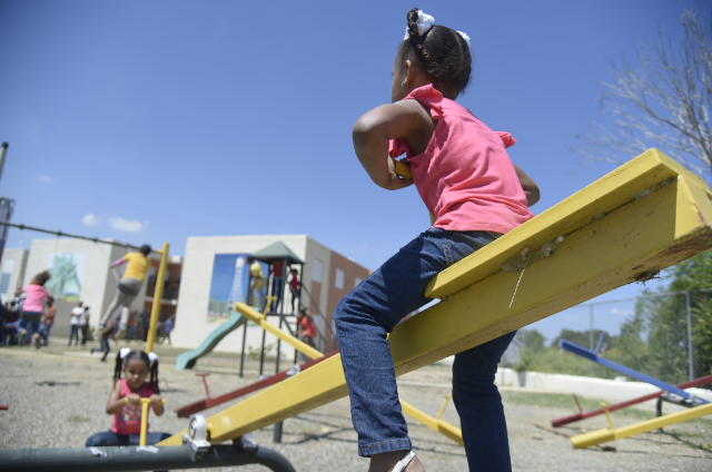 Unas niñas juegan en el área de juegos del Proyecto Habitacional INVI-Villa Progreso El Duro, en Monte Cristi el 6 de abril de 2019.