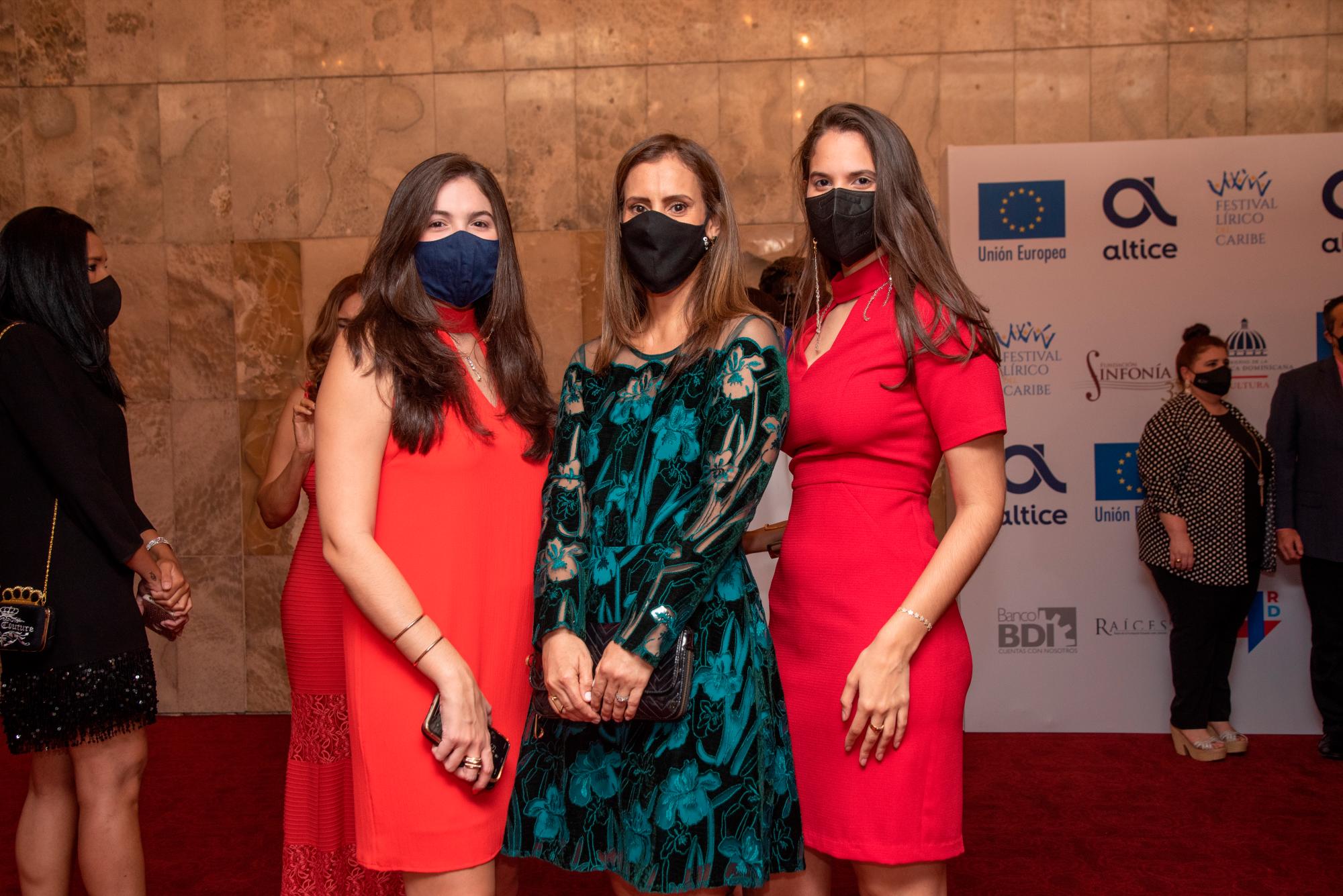 María del Mar Rodríguez, Natalia Camarena y Karen Stark.