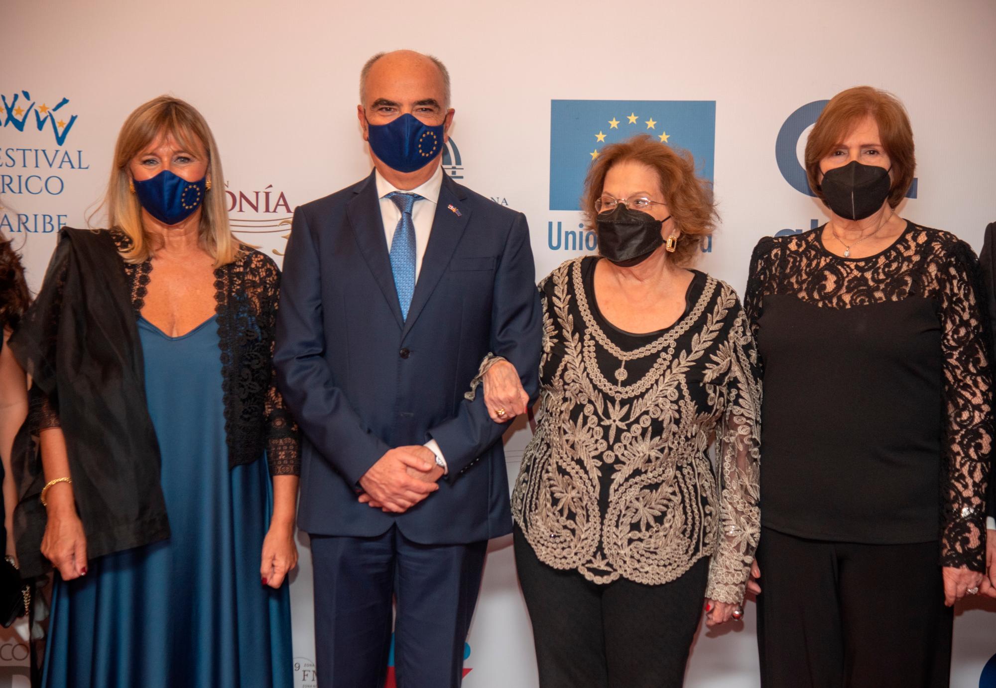 Adriana de Grippa, Jean Lucas Grippa, Ivonne Haza y Carmen Heredia. 