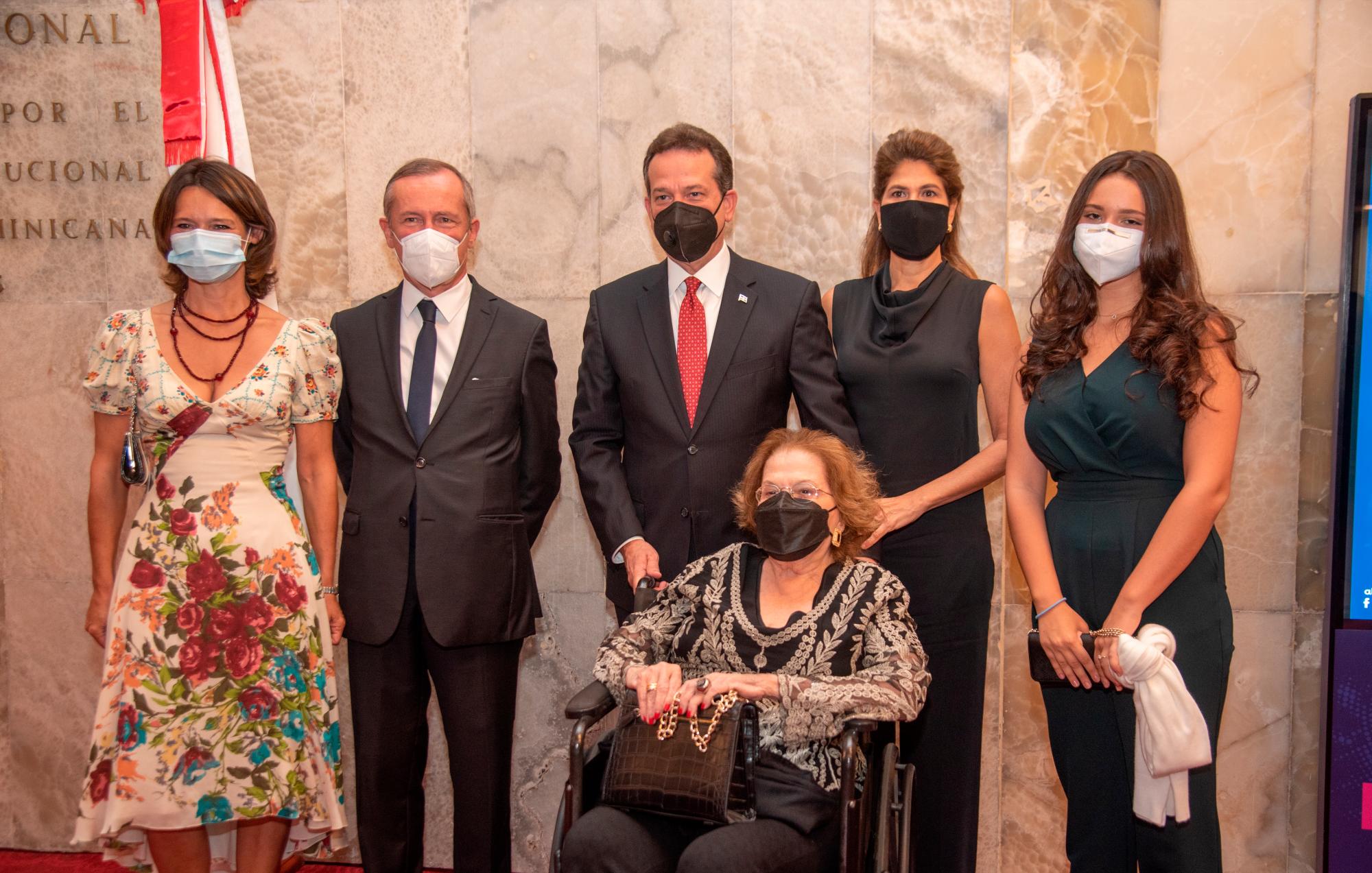 Florence de Fournier,  Eric Fournier, Tito Bisonó, Ivonne Haza, Chabela León y Lucía Amelia Bisonó. 