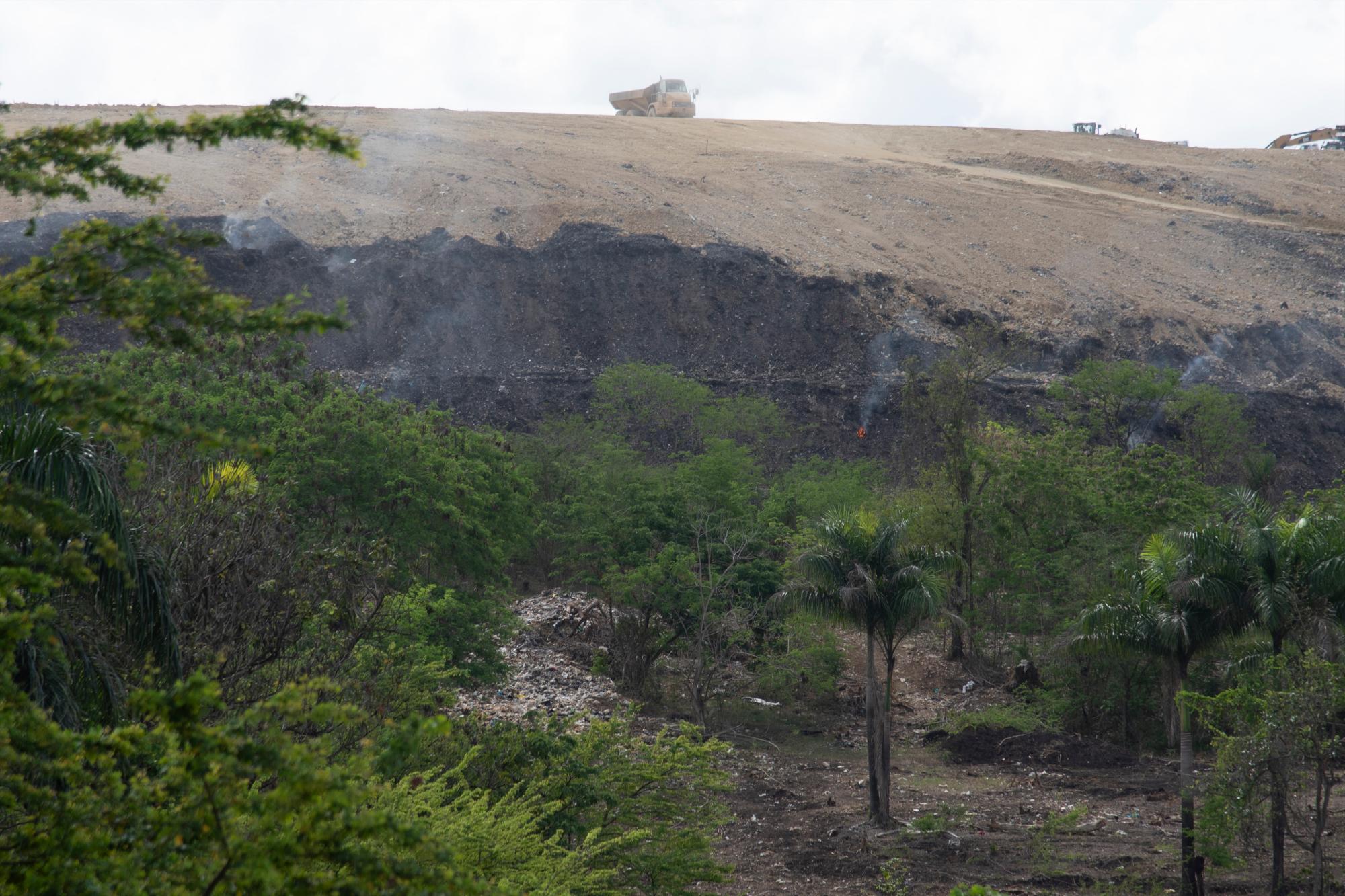 Algunos conatos de incendio se producen como esa llama que se observa en la foto.