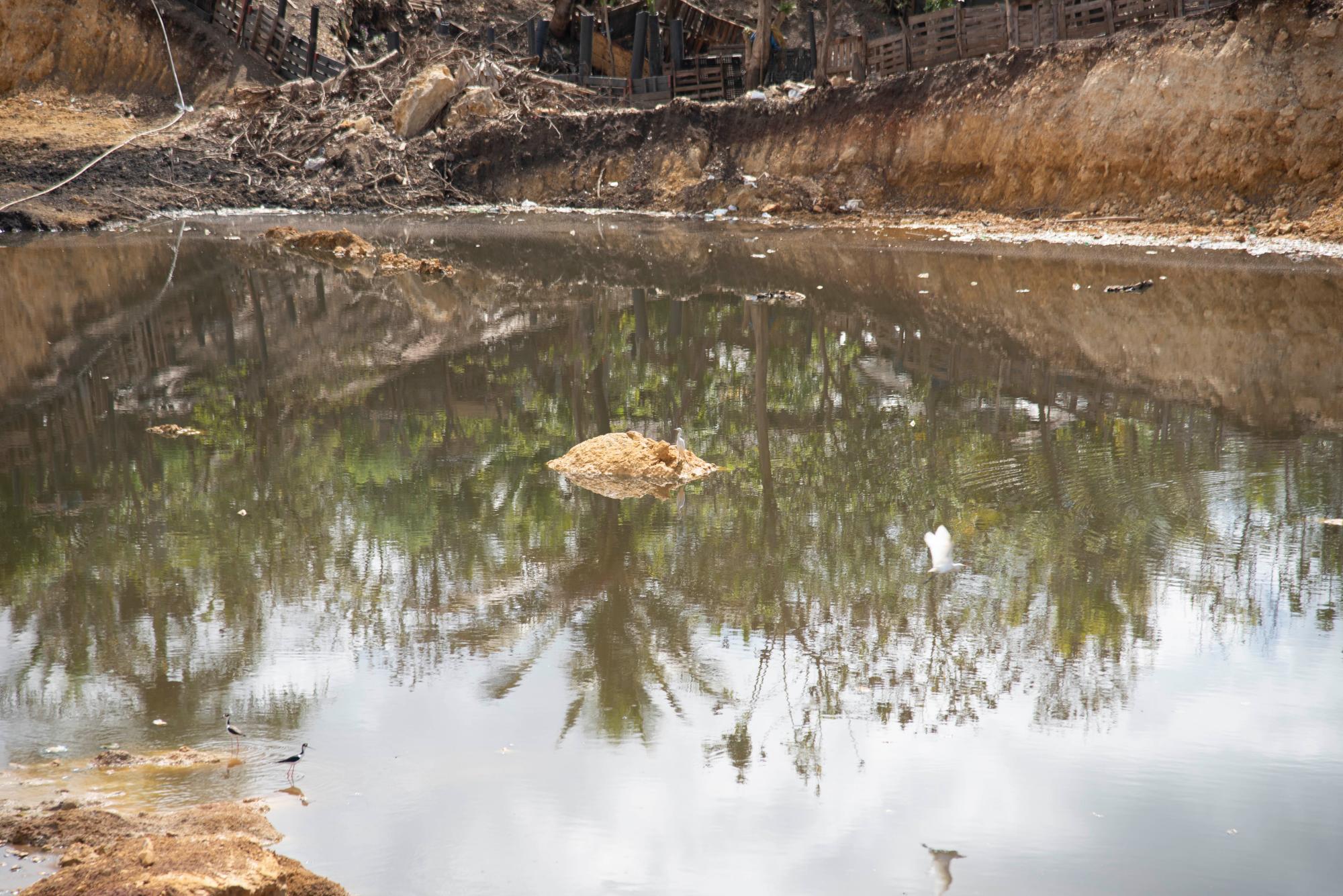 El agua se acumula y expide malos olores en el entorno.
