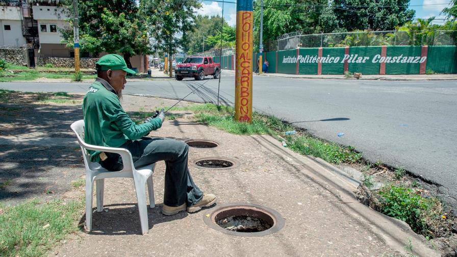 Dos imbornales y seis hoyos que esperan por soluciones