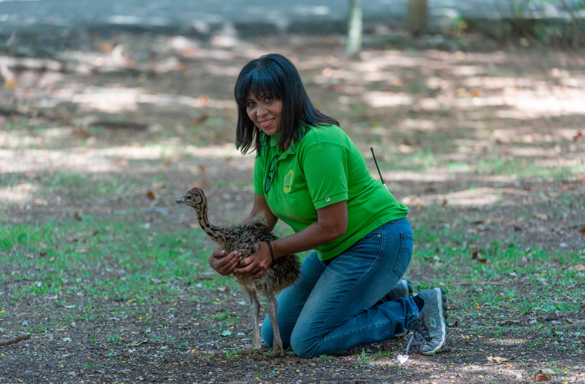 La bióloga Marielis Sánchez posa con lo que hasta ahora sería un polluelo.
