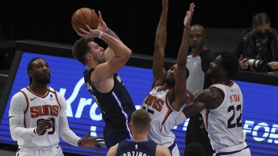 Booker da triunfo a Suns sobre Mavericks con un triple