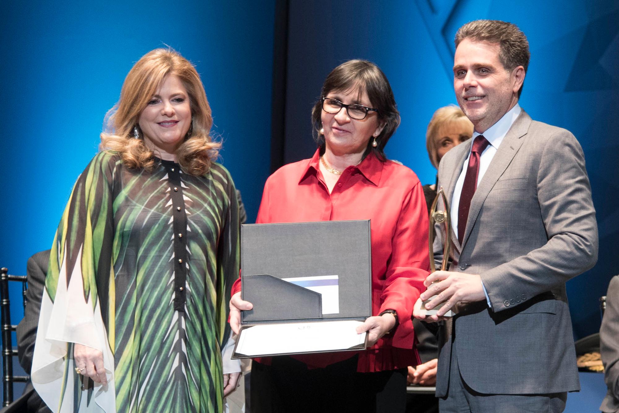 Inés Aizpún (centro) mientras recibía el reconocimiento de la Fundación Corripio por su trayectoria.