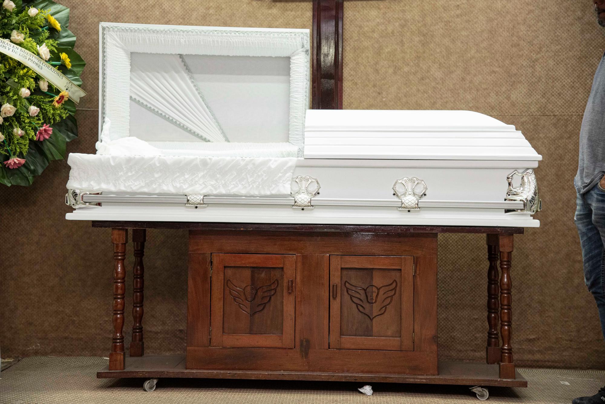 Familiares y amigos acuden a velatorio de Eugenio Medina.