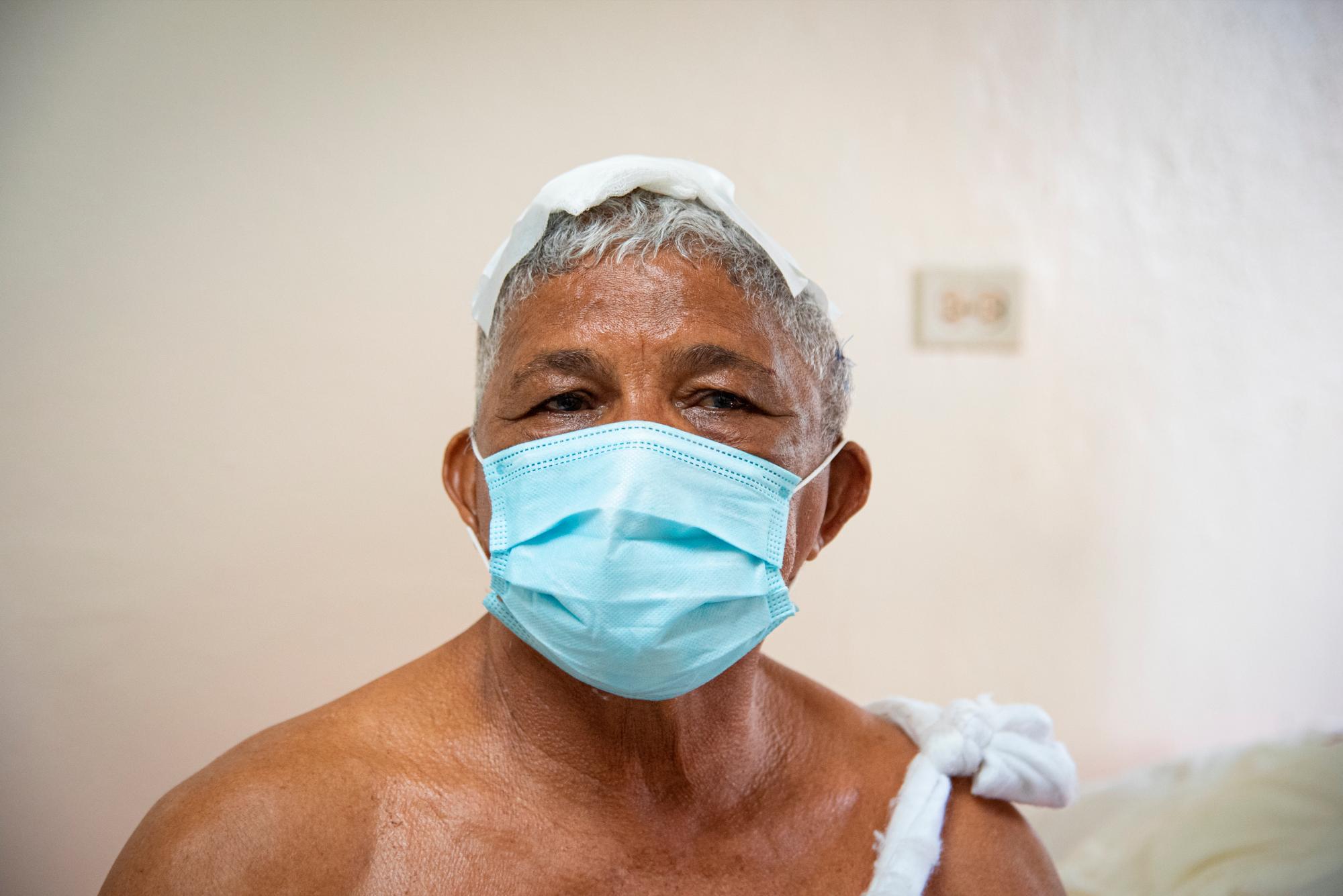 El anciano tiene suturas en la cabeza y otras partes del cuerpo.