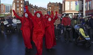 Decenas de miles de activistas marchan en calles de Glasgow