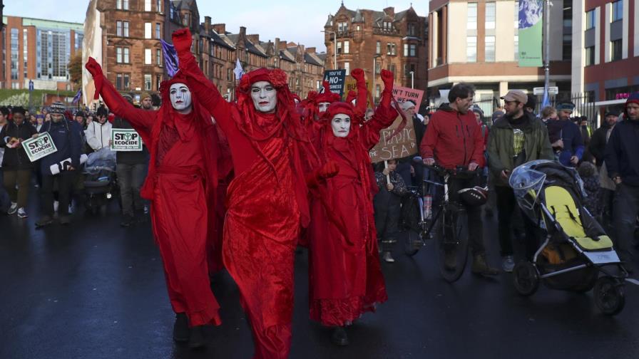 Decenas de miles de activistas marchan en calles de Glasgow Decenas de miles de activistas marchan en calles de Glasgow