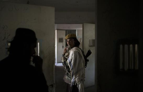 Exreos talibanes controlan ahora el principal penal de Kabul