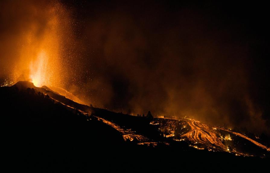 Erupción volcánica en una isla española continúa sin heridos