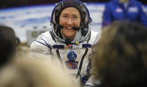 Astronauta impone récord de mujer con más tiempo en espacio