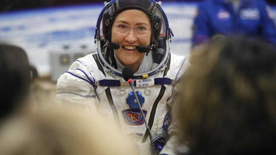 Astronauta impone récord de mujer con más tiempo en espacio