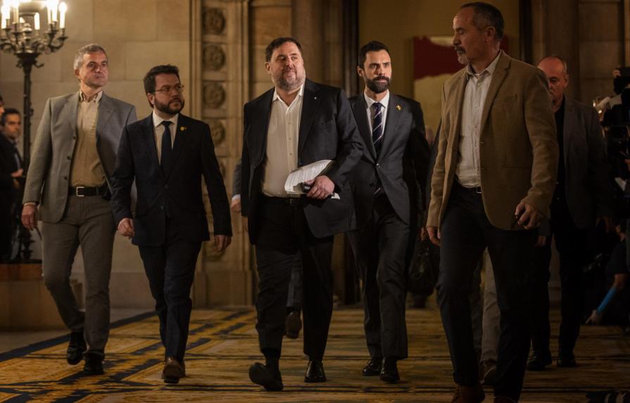 Presos separatistas catalanes vuelven a parlamento regional