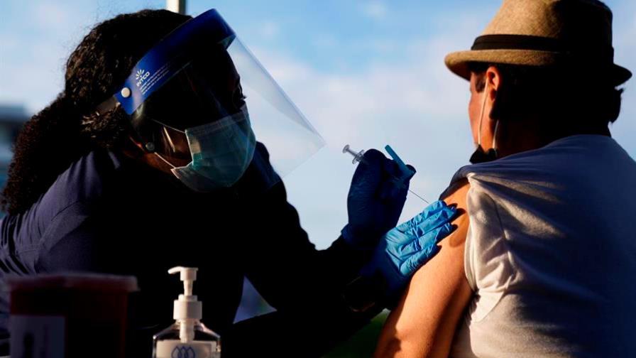 El 70% de población de ocho estados de EEUU ha recibido una dosis de vacuna El 70% de población de ocho estados de EEUU ha recibido una dosis de vacuna