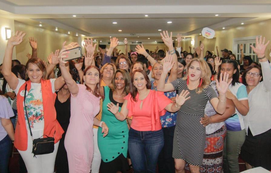 Karen Ricardo juramenta más de 300 mujeres de Santo Domingo Este en su camino a la Alcaldía 
