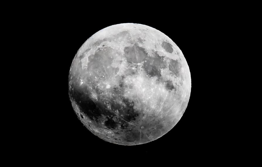 Sonda china se posa en la Luna para recoger muestras de suelo lunar
