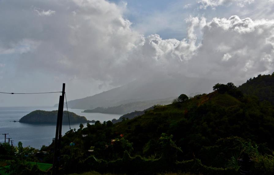 Erupción volcánica remece la isla caribeña de San Vicente