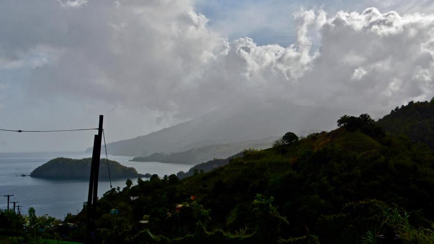 Erupción volcánica remece la isla caribeña de San Vicente