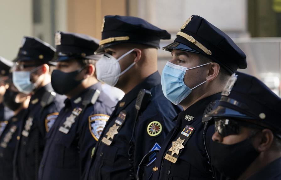 NYC exige que policías y bomberos se vacunen contra COVID-19