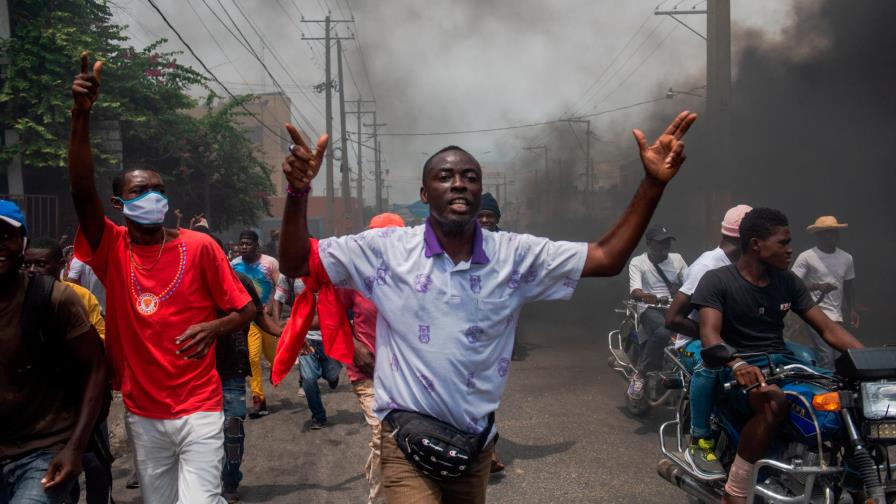 Policías haitianos paralizan Puerto Príncipe en segunda protesta en tres días