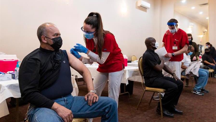 Nueva York reduce los hospitalizados por covid mientras avanza la vacunación