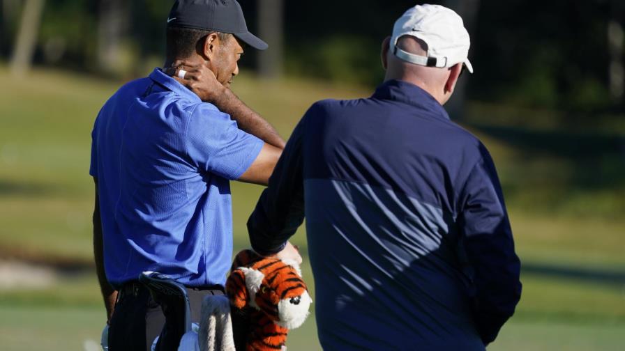 Woods sufre por el calor; 4 golfistas comparten la cima Woods sufre por el calor; 4 golfistas comparten la cima