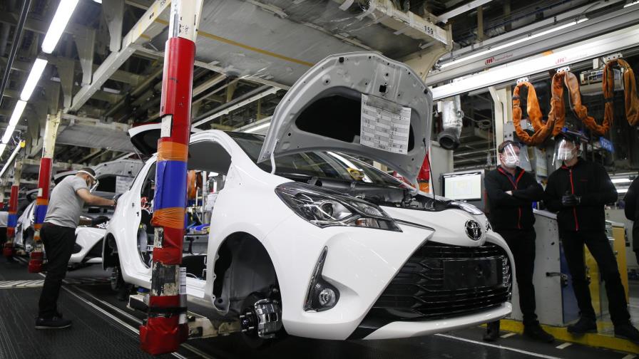 Toyota reduce producción por escasez de suministros