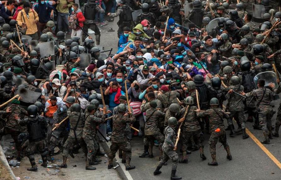 Guatemala detiene y reprende con violencia a caravana migrante hondureña