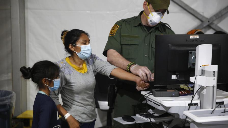 EEUU enviará a hoteles a familias migrantes detenidas