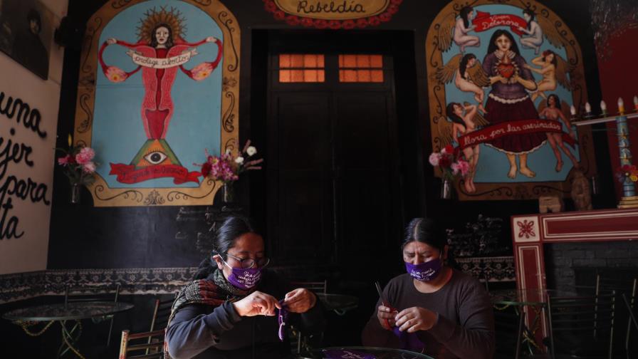 Movimiento feminista boliviano hace barbijos para sostenerse